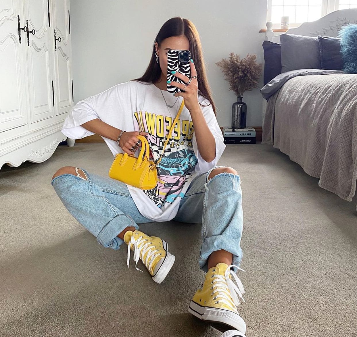 Graphic T-Shirt with Baggy Jeans and Yellow High-Top Converse Graphic T-Shirt with Baggy Jeans and Yellow High-Top Converse — Trendy Converse Outfits