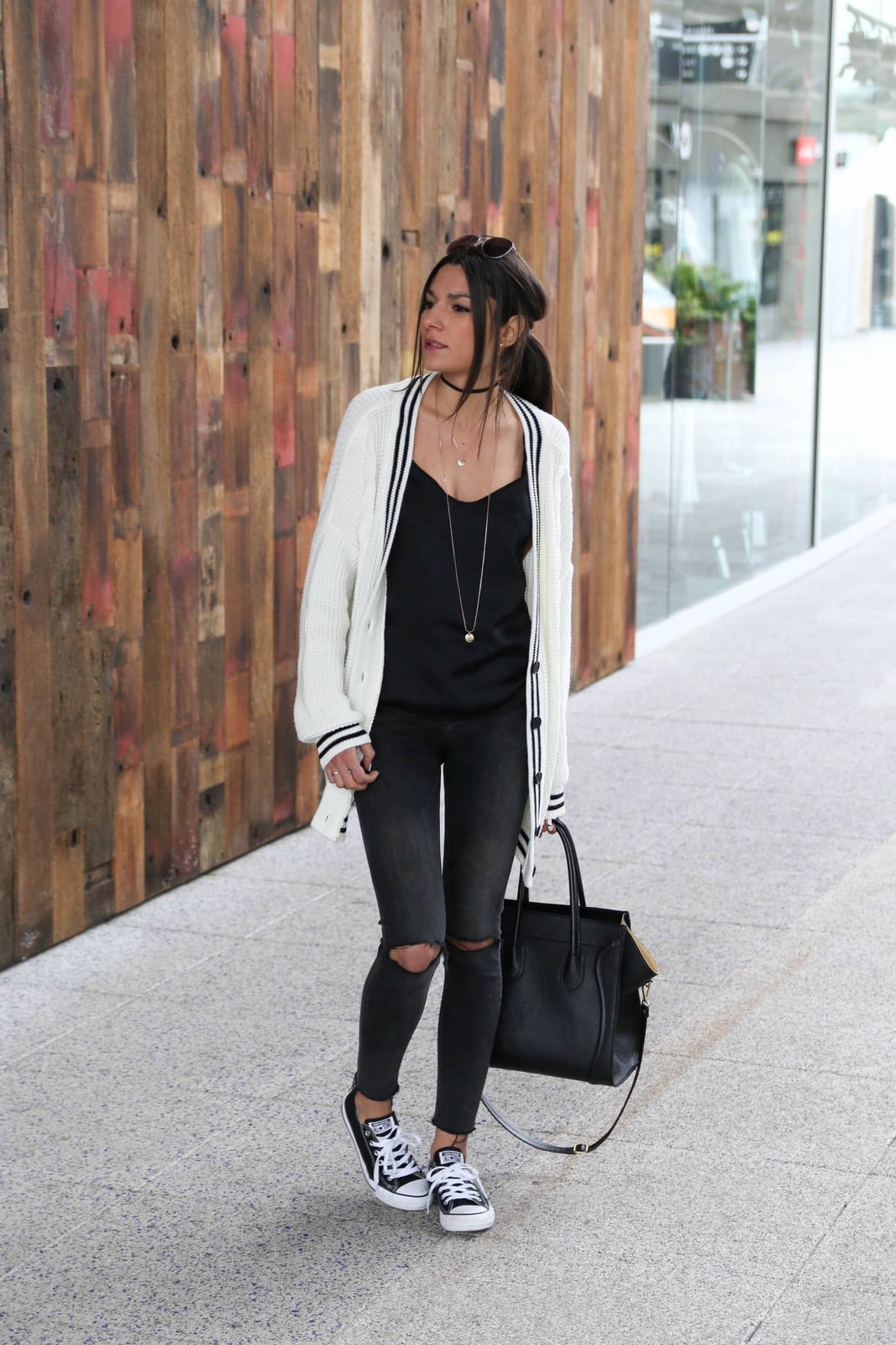 Striped Cardigan with Ripped Skinny Jeans and Low-Top Converse Striped Cardigan with Ripped Skinny Jeans and Low-Top Converse — Trendy Converse Outfits