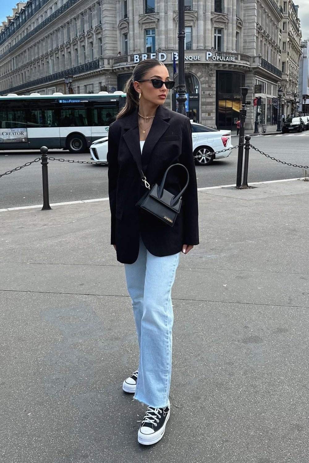 Black Oversized Blazer with Wide Leg Jeans and Black, Close-Up Take Black Oversized Blazer with Wide Leg Jeans and Black, Close-Up Take — Trendy Converse Outfits