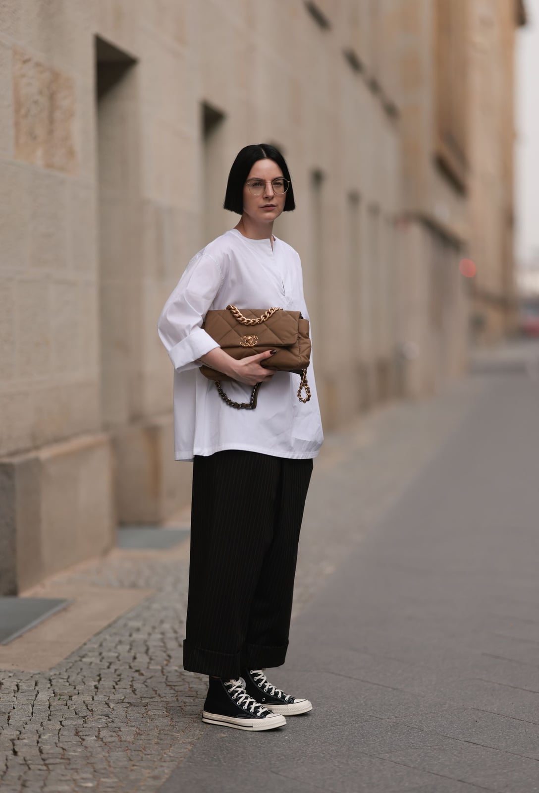 Oversized White Shirt with Pinstripe Trousers and High-Top Converse Oversized White Shirt with Pinstripe Trousers and High-Top Converse — Trendy Converse Outfits
