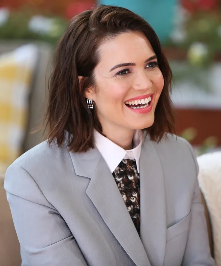 Collarbone Bob Chocolate Brown With Highlights — Trendy Cool Brown Hair