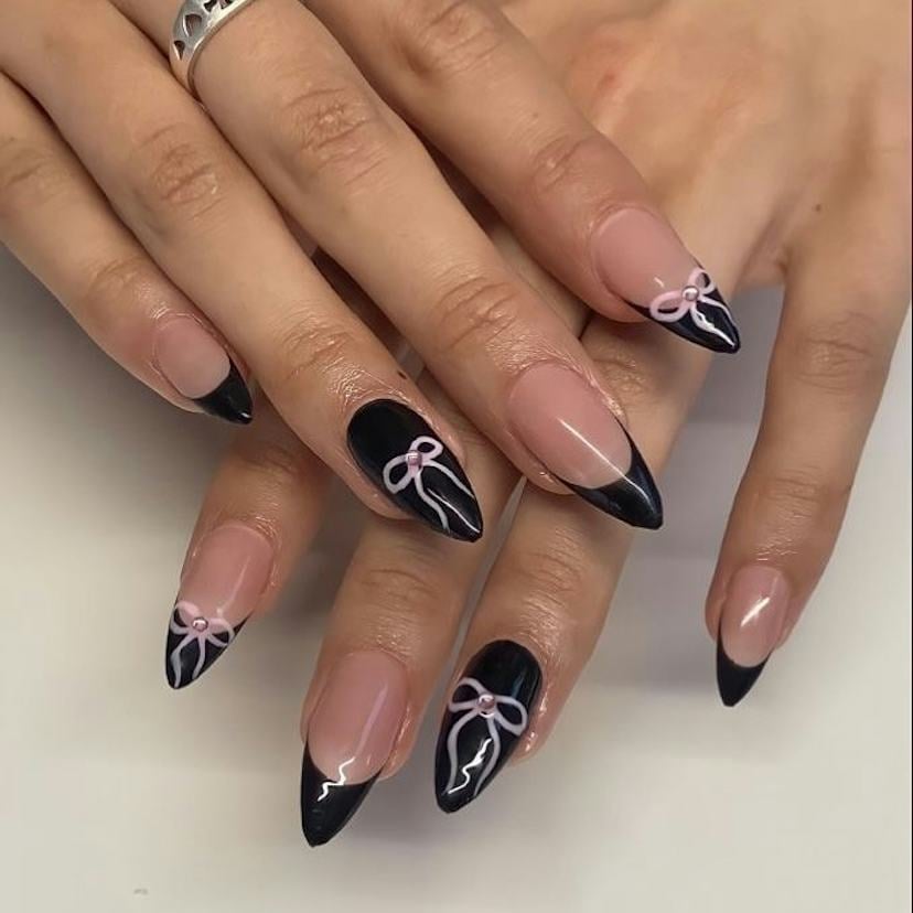 Long Stiletto Black French With Pink Bows and Pearls, глянцевый — Trendy Coquette Nails