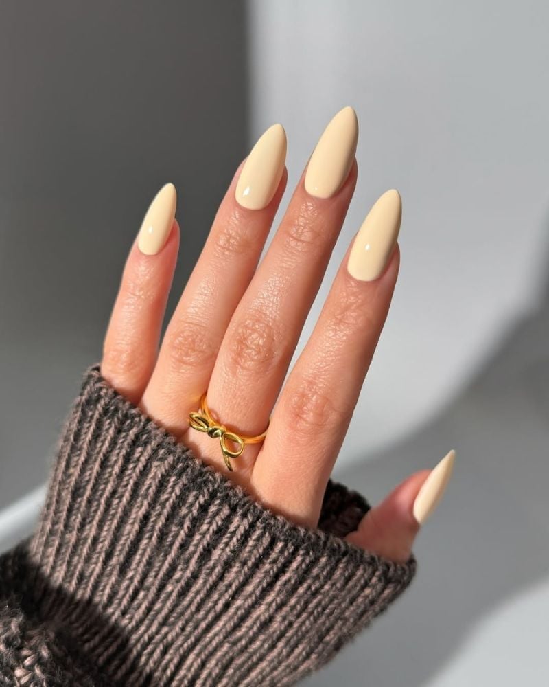 Medium Almond Pale Yellow With Gold Bow Ring — Trendy Coquette Nails