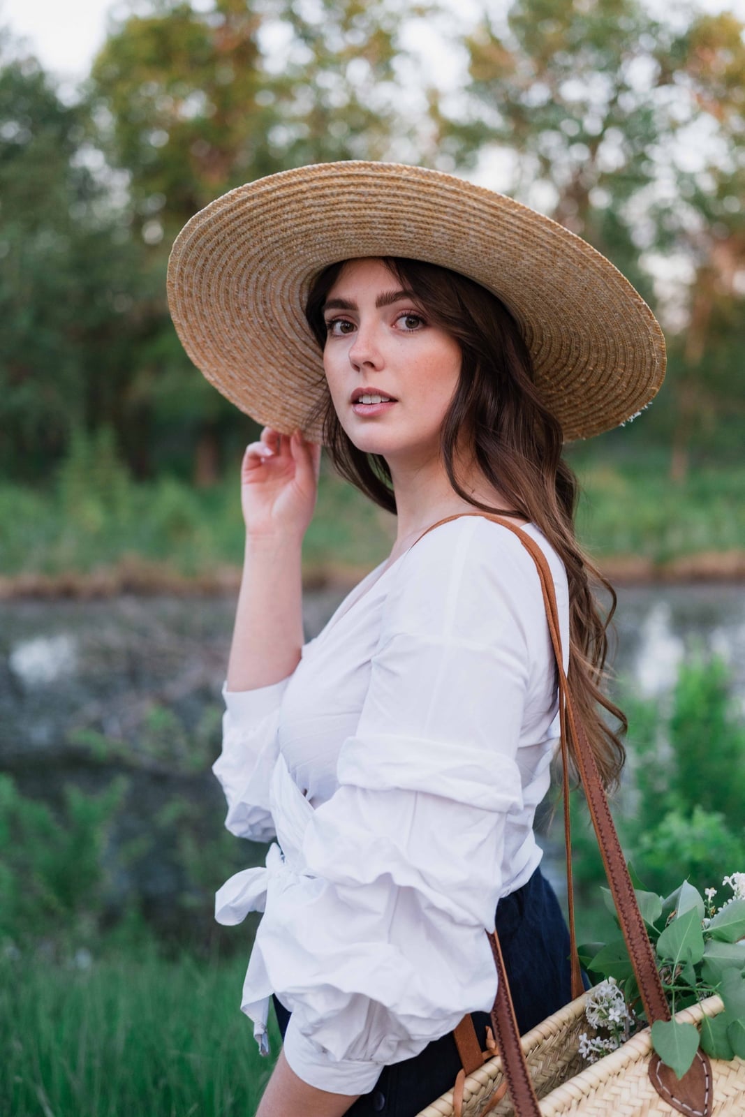 White Cotton Blouse with Tie-Front Detail and Straw Hat — Trendy Cottagecore Outfits