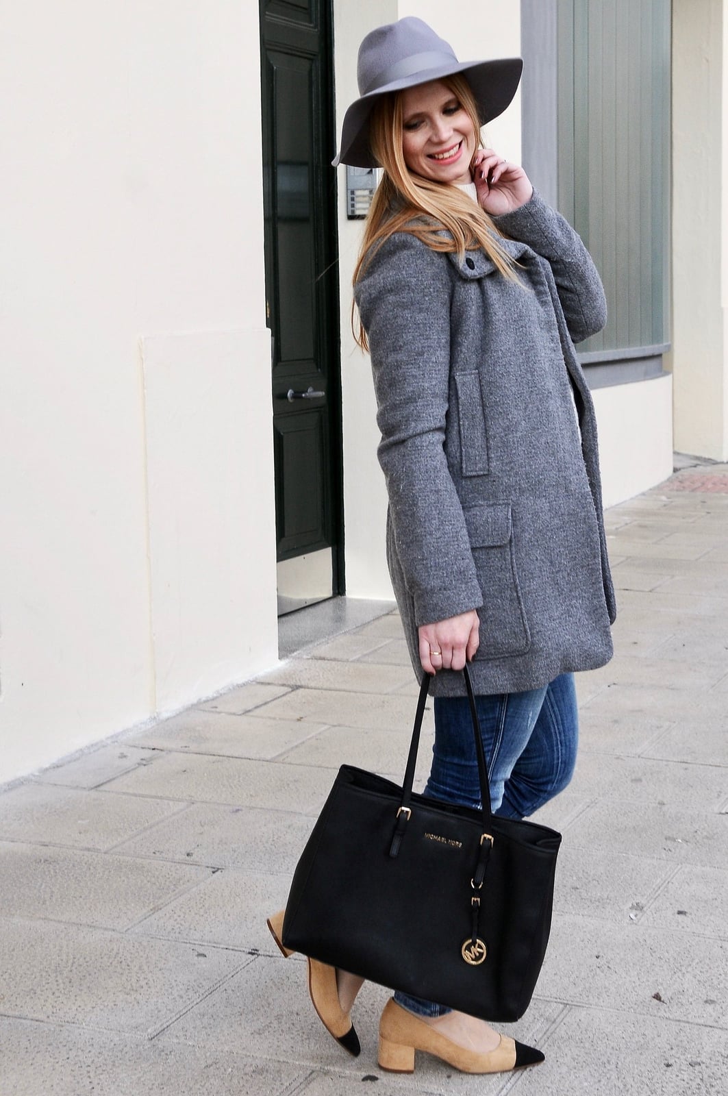 Grey Wool Coat with Fedora Hat Accent and Tan And Black Cap-Toe Flats Grey Wool Coat with Fedora Hat Accent and Tan And Black Cap-Toe Flats — Trendy Cozy Outfits