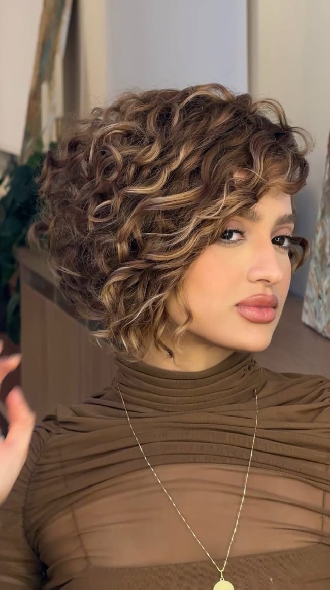 Inverted Bob With Blonde Highlights — Trendy Curly Hair