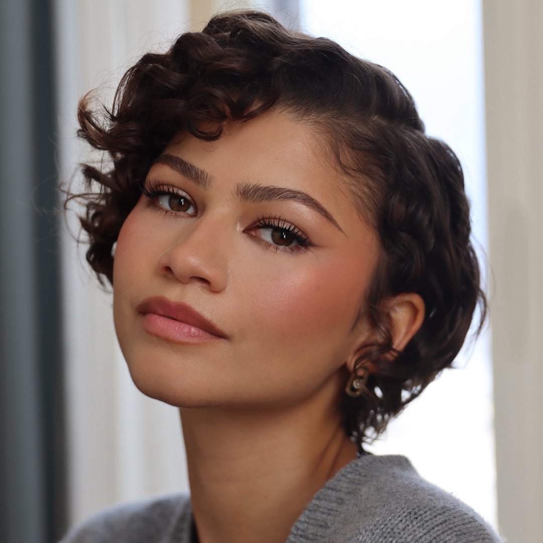 Medium Brown Collarbone Shag With Curtain Bangs — Trendy Curly Hair