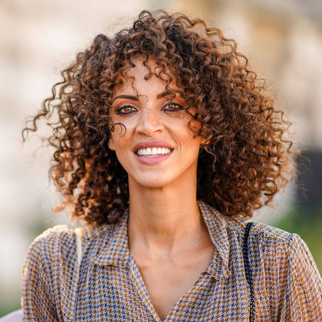 Collarbone Layers With Subtle Highlights — Trendy Curly Hair