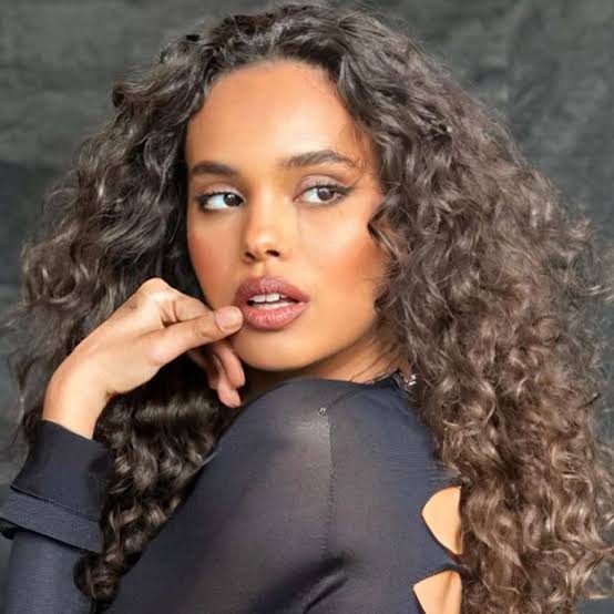 Mid-Back Layers With Voluminous Curls Mid-Back Layers With Voluminous Curls — Trendy Curly Hair Natural