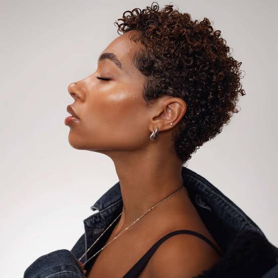 Collarbone Layers With Subtle Highlights Collarbone Layers With Subtle Highlights — Trendy Curly Hair Natural