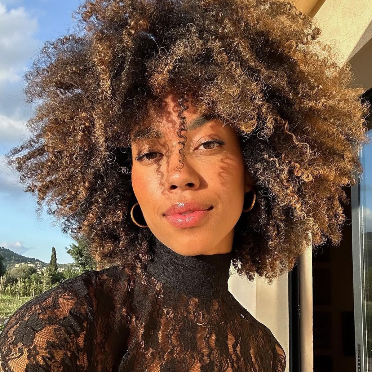 Collarbone Curly With Honey Curtain Bangs Collarbone Curly With Honey Curtain Bangs — Trendy Curly Hair Natural