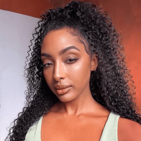 Mid-Back Curls With Curtain Bangs — Trendy Curly Hair Routine