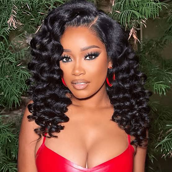 Collarbone Black Wavy Hair Blowout With Side-Swept Bangs Collarbone Black Wavy Hair Blowout With Side-Swept Bangs — Trendy Curly Hair Wedding
