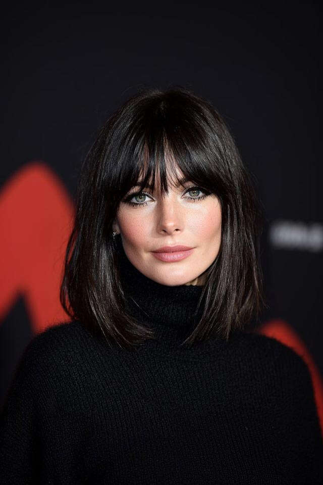 Collarbone Bob With Full Straight Bangs Collarbone Bob With Full Straight Bangs — Trendy Cutting Bangs