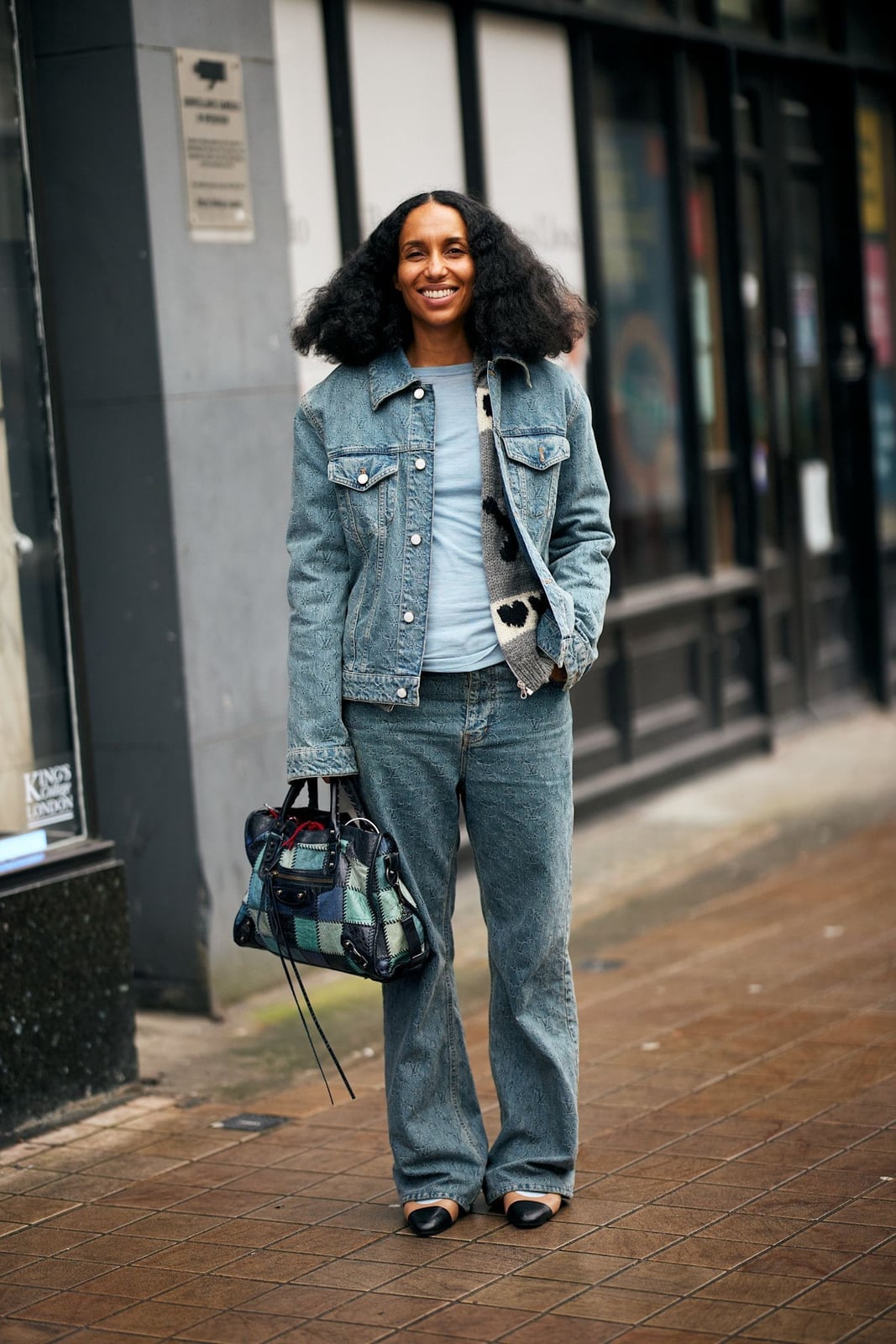 Oversized Jacket With Scarf and Flared Jeans — Trendy Denim Jacket Outfits