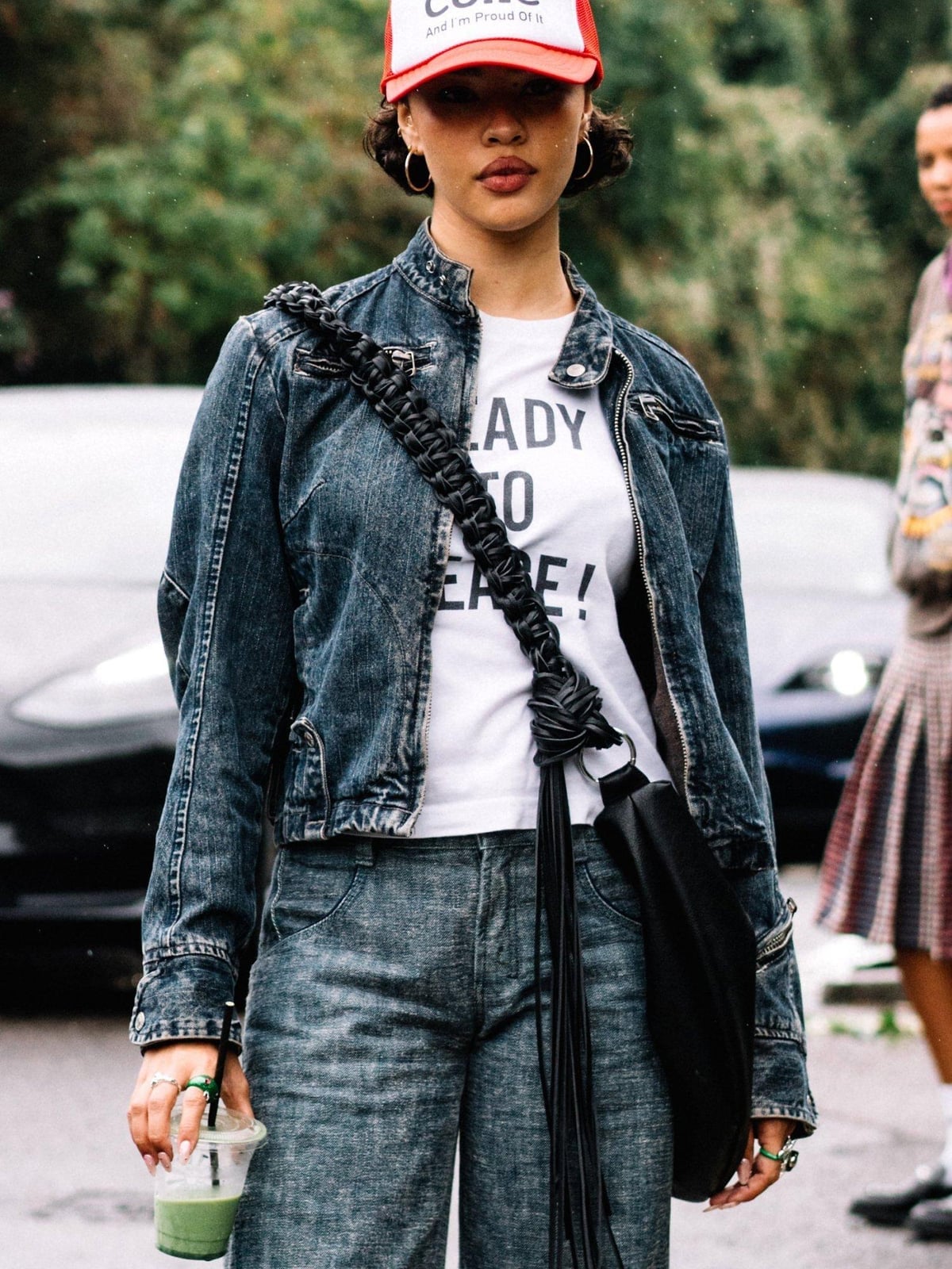 Fitted Distressed Denim Jacket With Graphic Tee — Trendy Denim Jacket Outfits