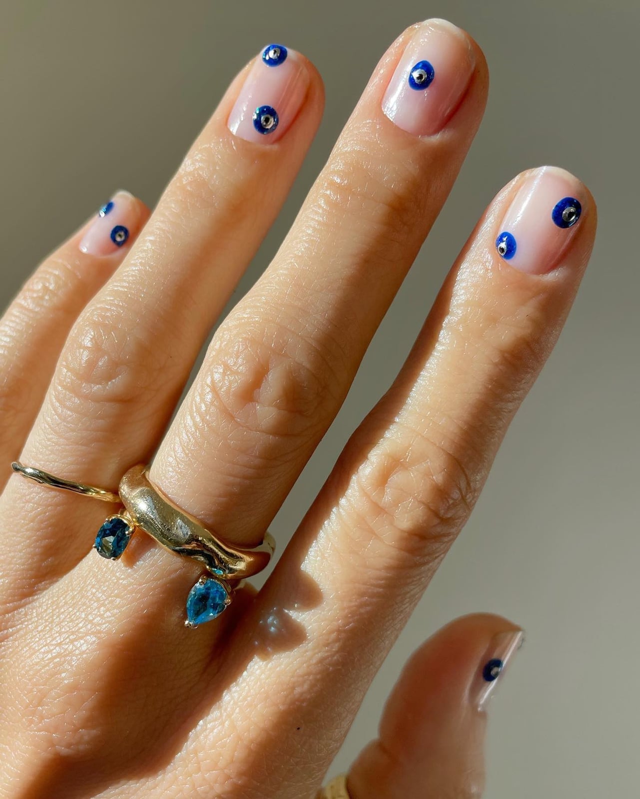 Minimalist Evil Eye Short Almond Nails Minimalist Evil Eye Short Almond Nails — Trendy Evil Eye Nails