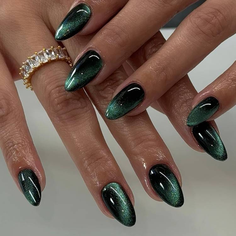 Dark Green Velvet Cat-Eye Medium Almond Nails — Trendy Forest Green Nails
