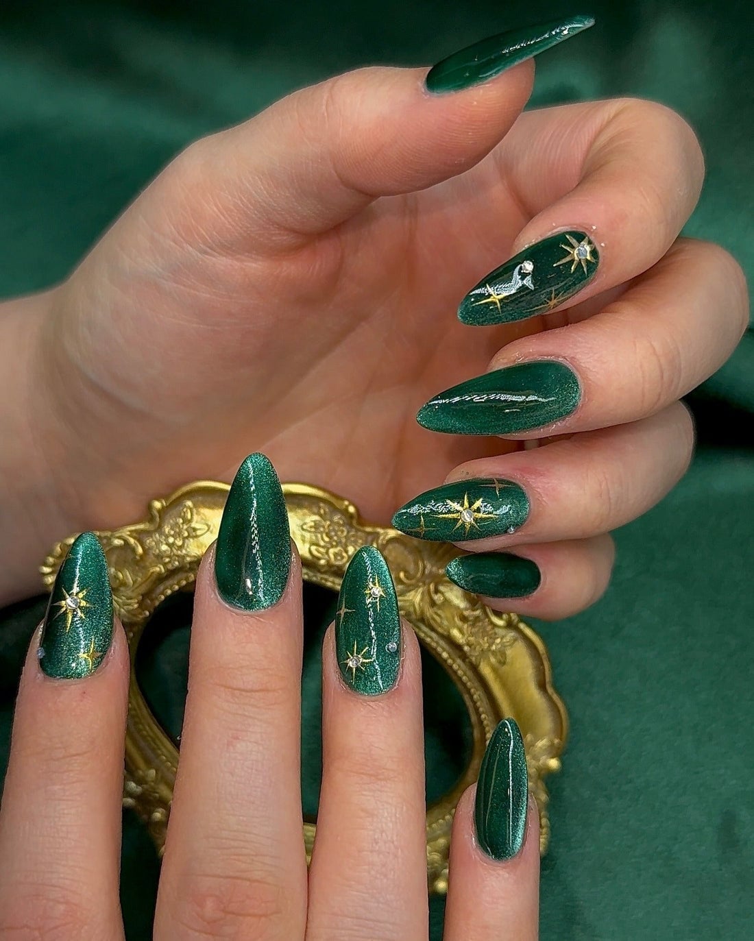 Emerald Green Cat-Eye Stiletto Nails With Gold Stars — Trendy Forest Green Nails