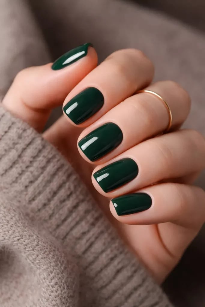 Glossy Deep Forest Green Short Oval Nails With High Gloss — Trendy Forest Green Nails