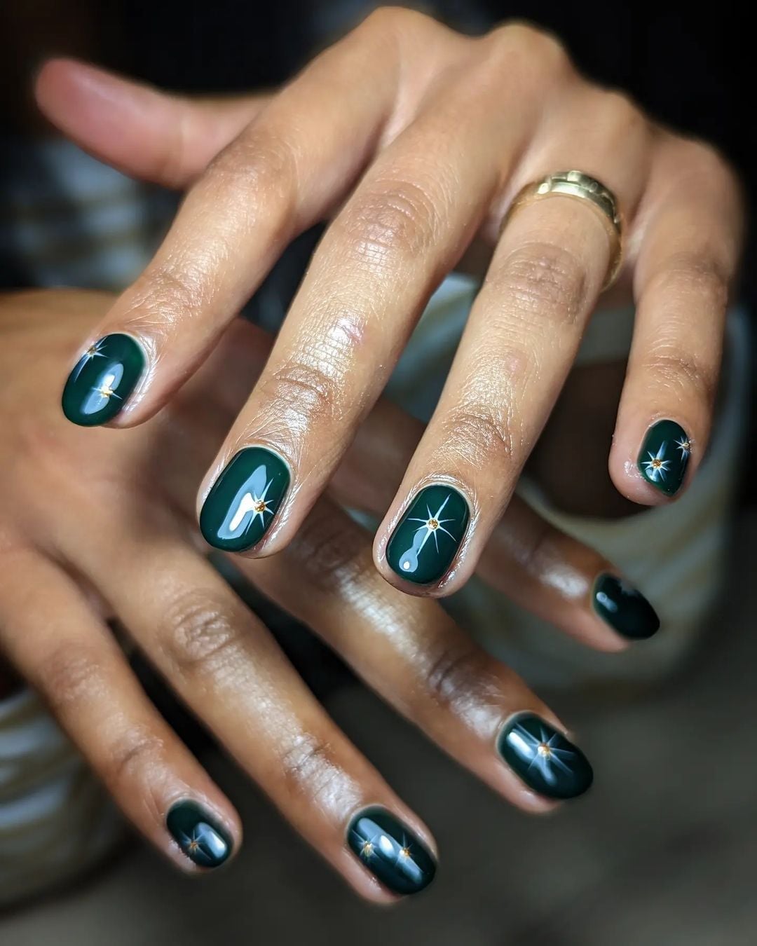 Dark Green Short Oval Nails With White Starbursts — Trendy Forest Green Nails