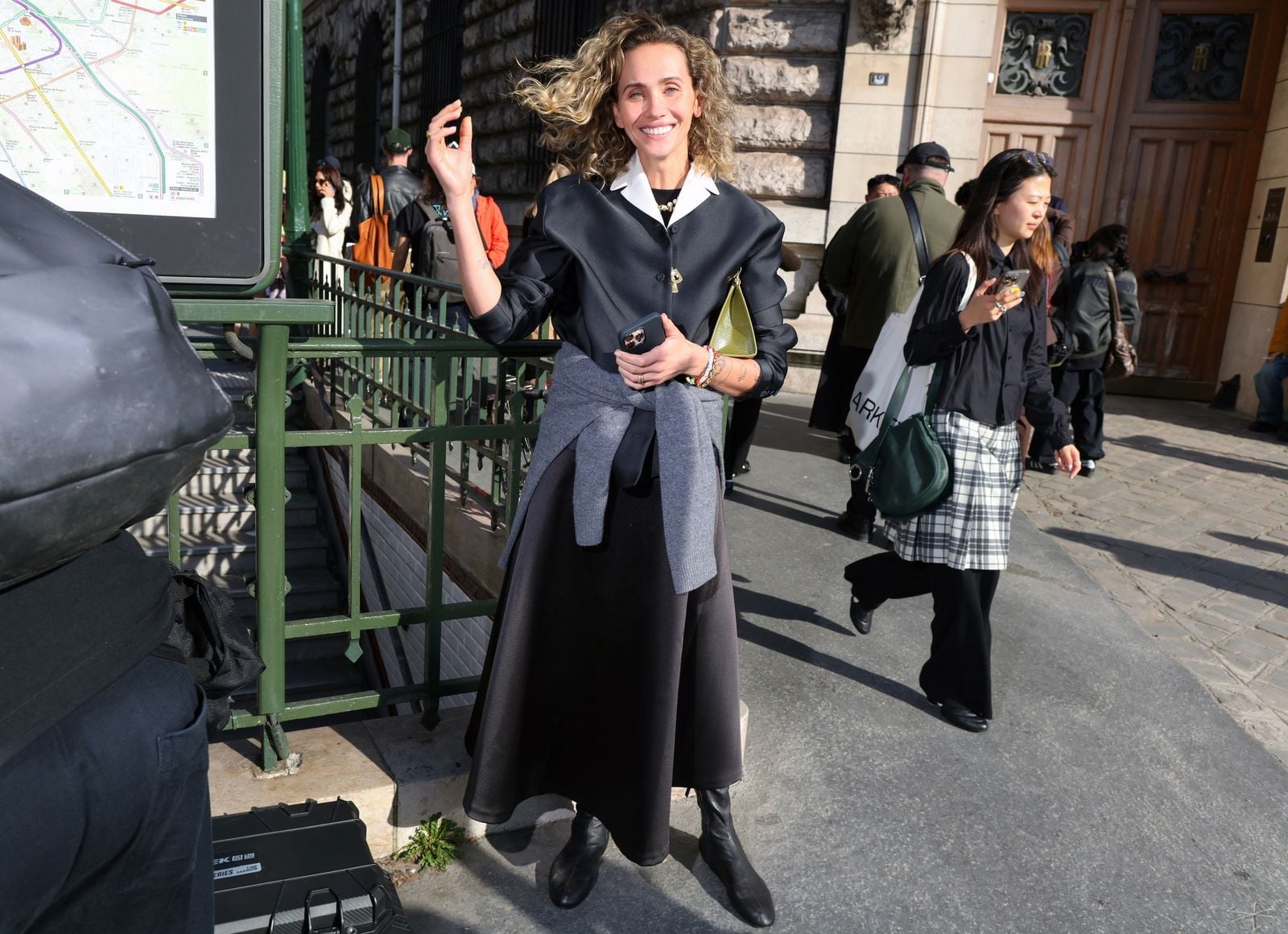 Oversized Black Blazer White Shirt — Trendy French Outfits