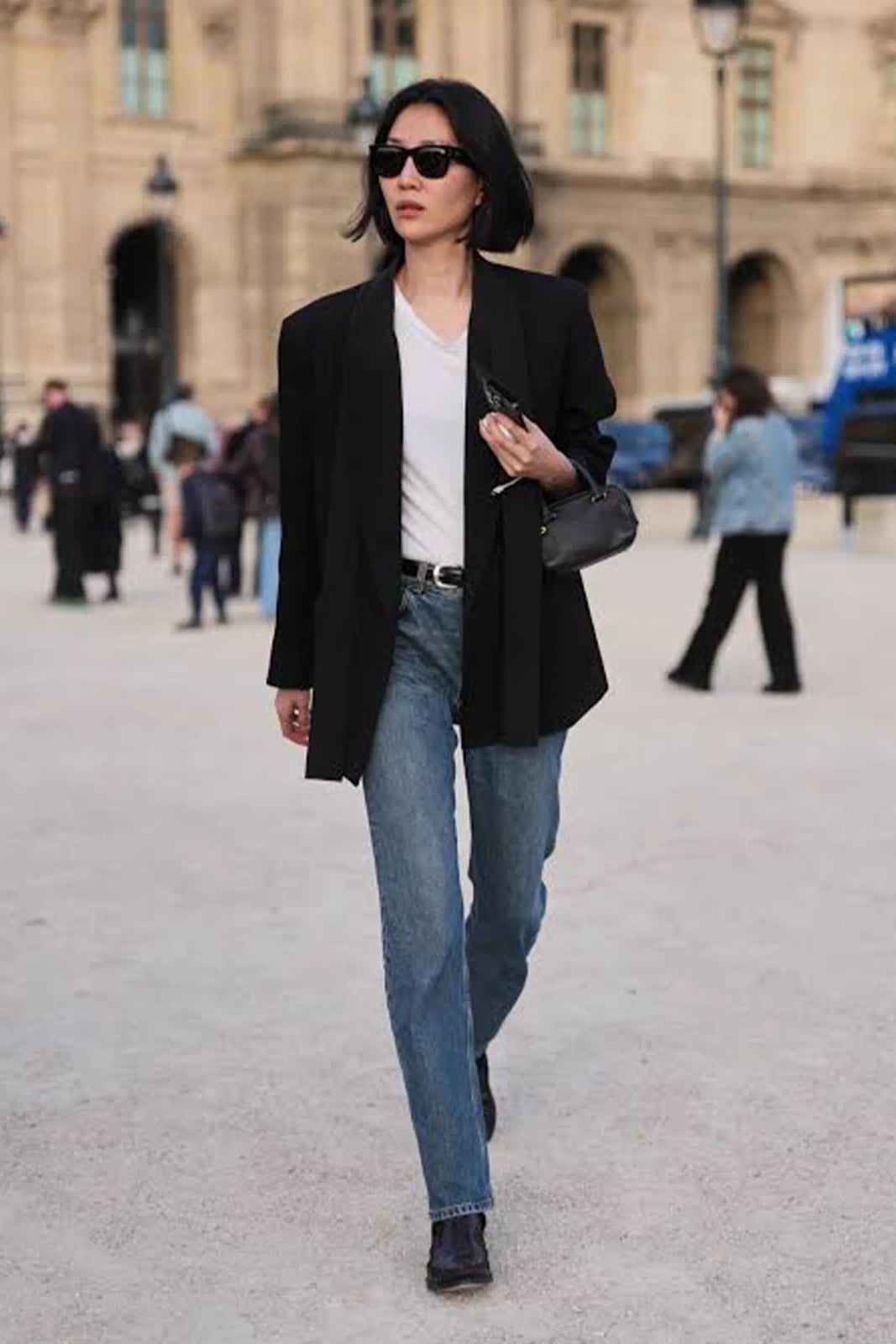 Oversized Black Blazer With Light Wash Jeans — Trendy French Style