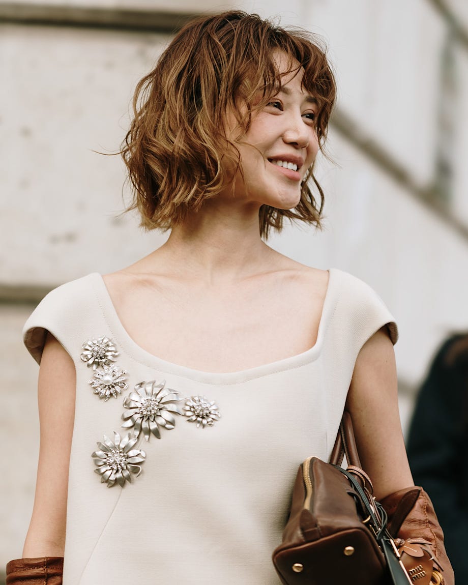 Textured Chin Bob With Blonde Balayage — Trendy Frizzy Hair
