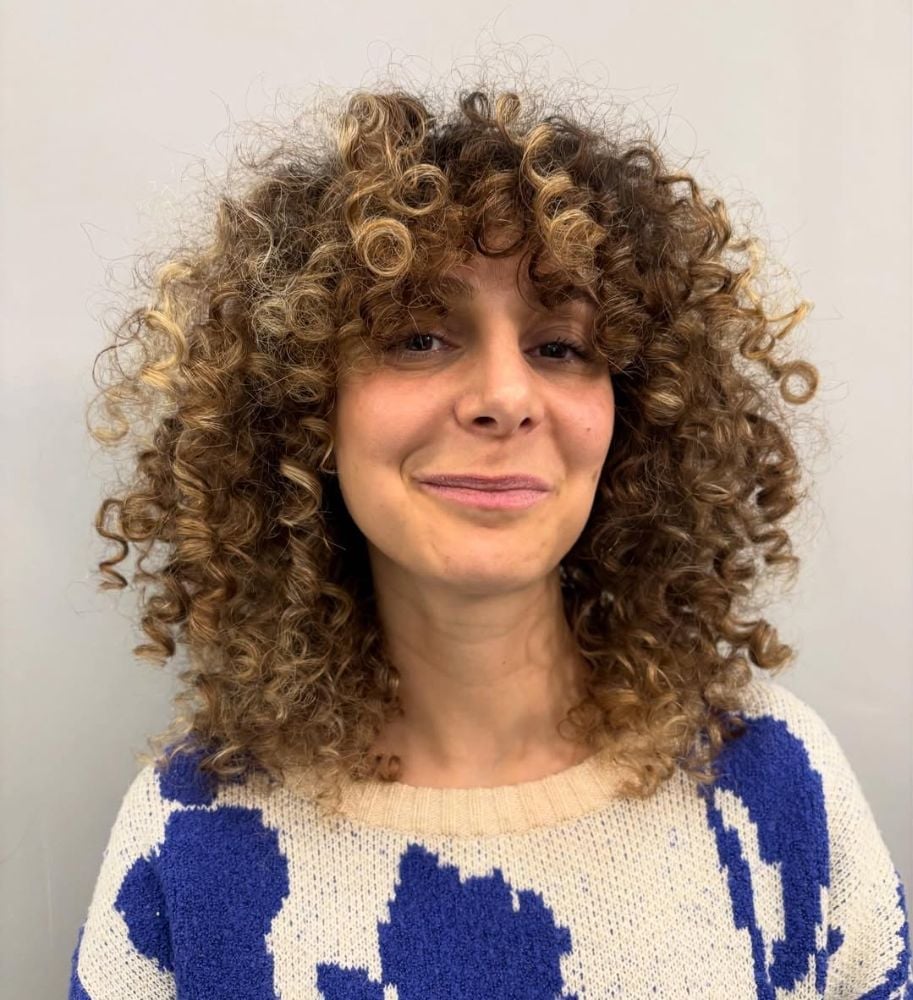 Collarbone Curly Hair With Honey Balayage — Trendy Frizzy Hair