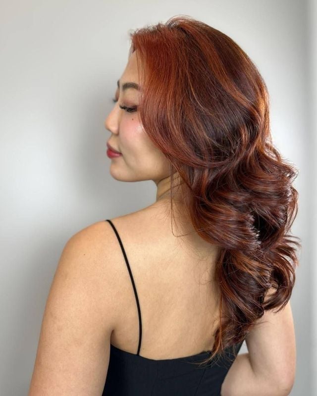 Dark Red Base With Ginger Highlights Dark Red Base With Ginger Highlights — Trendy Ginger Hair Color