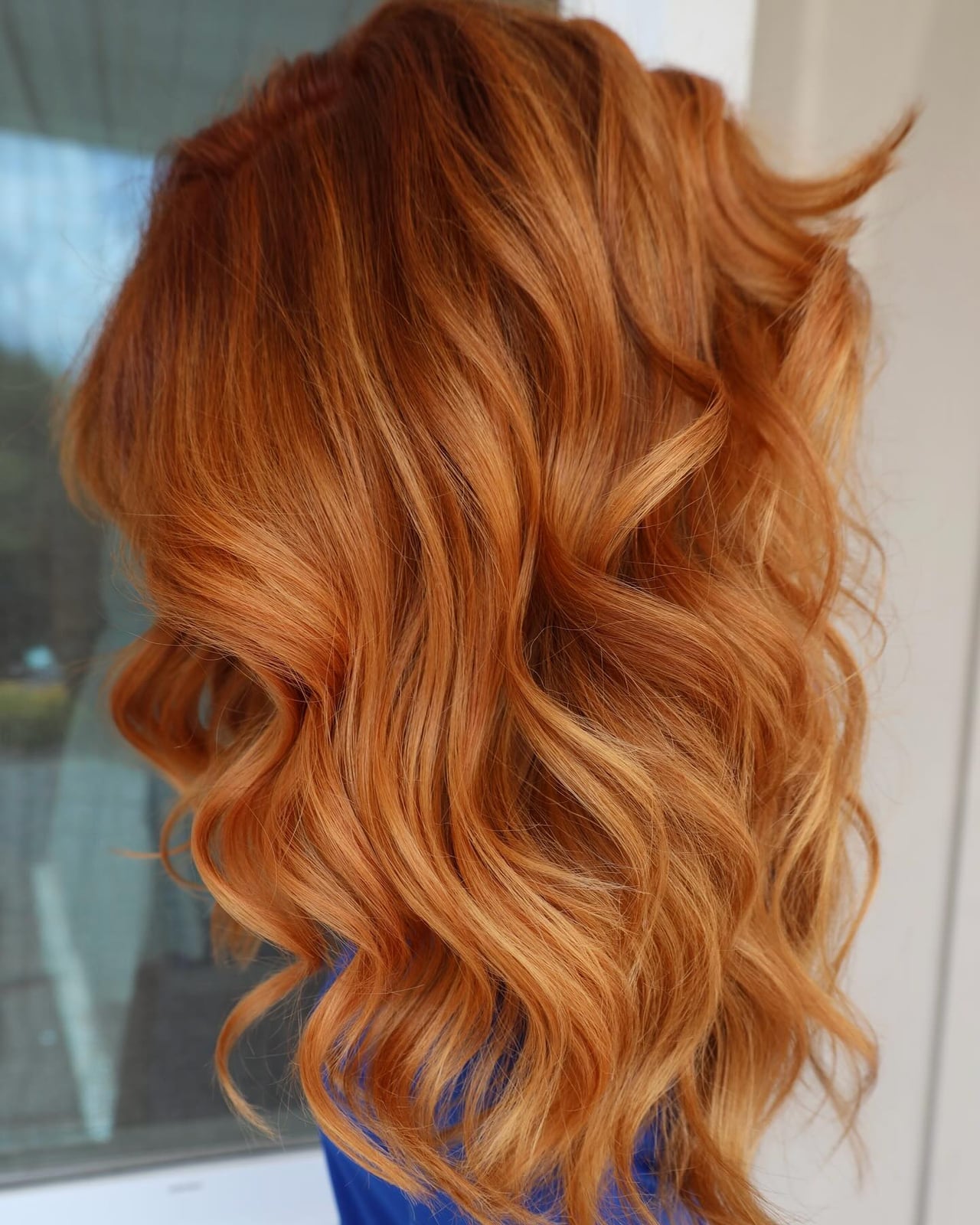 Collarbone Copper Ginger With Highlights and Wavy Blowout Collarbone Copper Ginger With Highlights and Wavy Blowout — Trendy Ginger Hair Color
