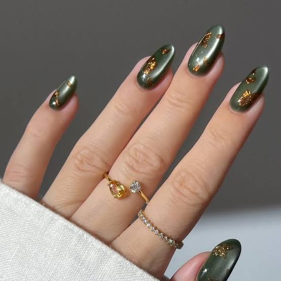 Medium Almond Dark Green With Gold Leaf Accents — Trendy Gold Nails
