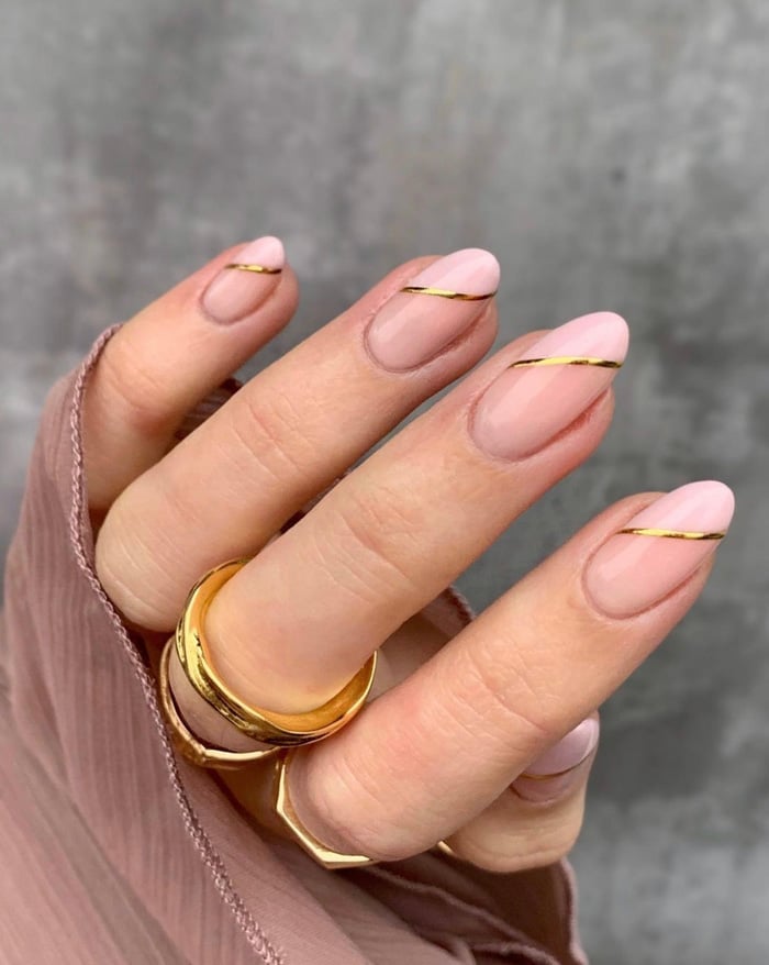 Medium Oval Nails With Delicate Gold Cuticle Lines — Trendy Gold Nails