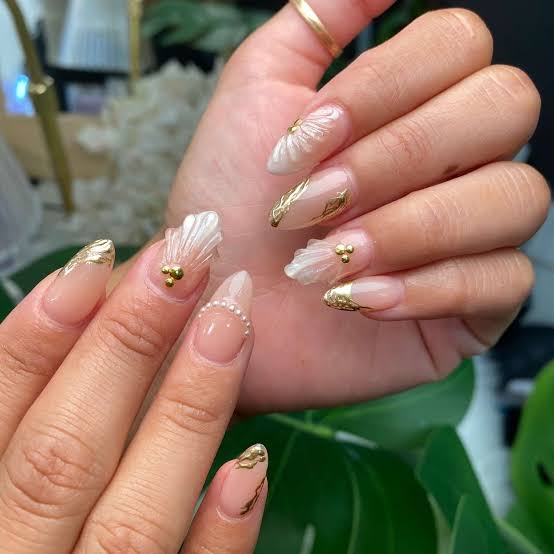 Medium Oval Nails With Metallic Gold French Tip — Trendy Gold Nails