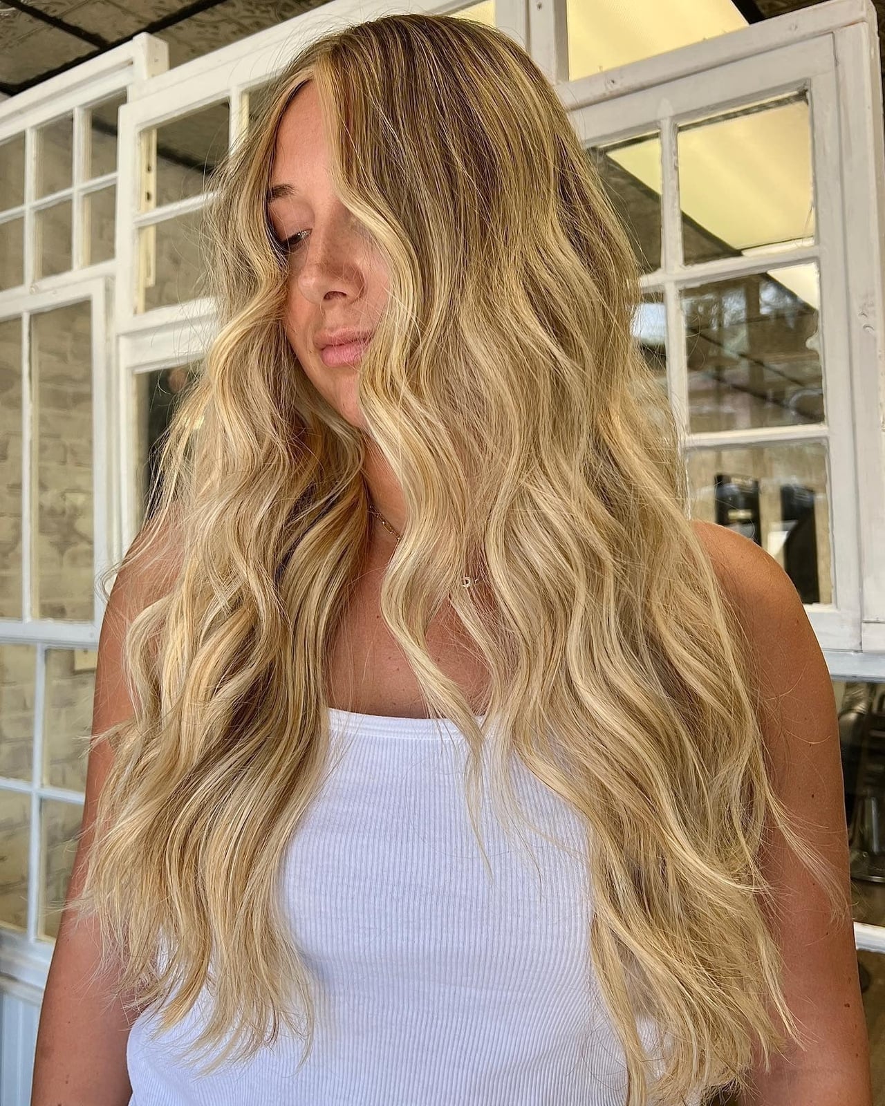 Collarbone Golden Blonde Balayage With Face-Framing Pieces Collarbone Golden Blonde Balayage With Face-Framing Pieces — Trendy Golden Blonde