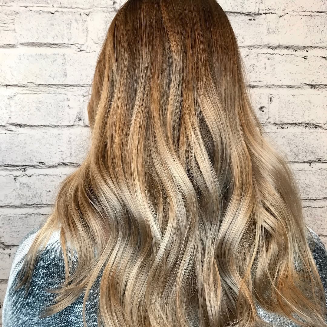 Mid-Back Balayage Golden Blonde Transition, Wavy Mid-Back Balayage Golden Blonde Transition, Wavy — Trendy Golden Blonde
