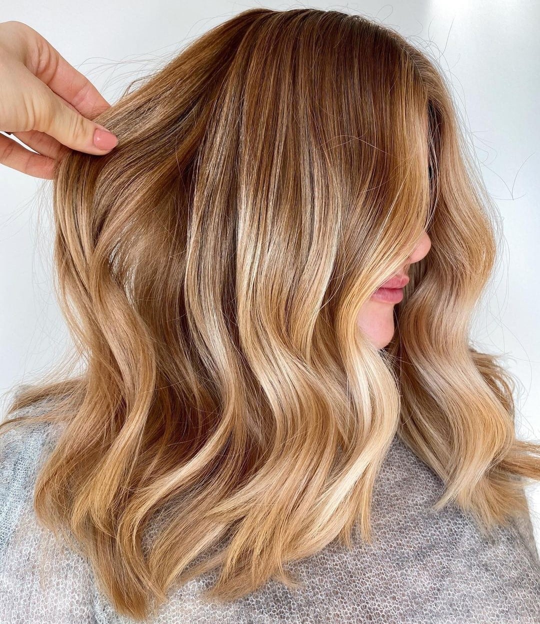 Mid-Back Honey Blonde With Lighter Highlights, Wavy Mid-Back Honey Blonde With Lighter Highlights, Wavy — Trendy Golden Blonde