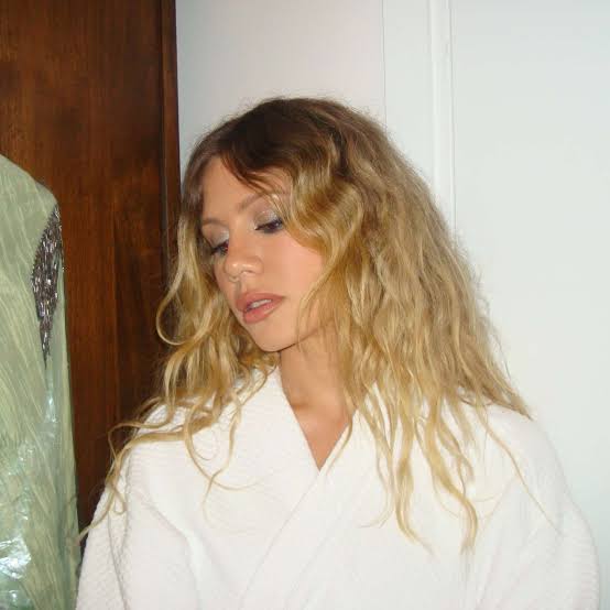 Collarbone Golden Blonde With Subtle Highlights Collarbone Golden Blonde With Subtle Highlights — Trendy Golden Blonde