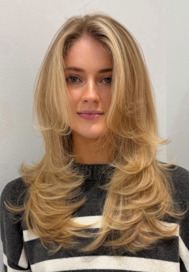 Collarbone Golden Blonde Balayage Blowout Collarbone Golden Blonde Balayage Blowout — Trendy Golden Blonde
