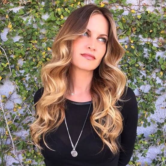 Collarbone Dark Brown With Golden Blonde Balayage Collarbone Dark Brown With Golden Blonde Balayage — Trendy Golden Blonde