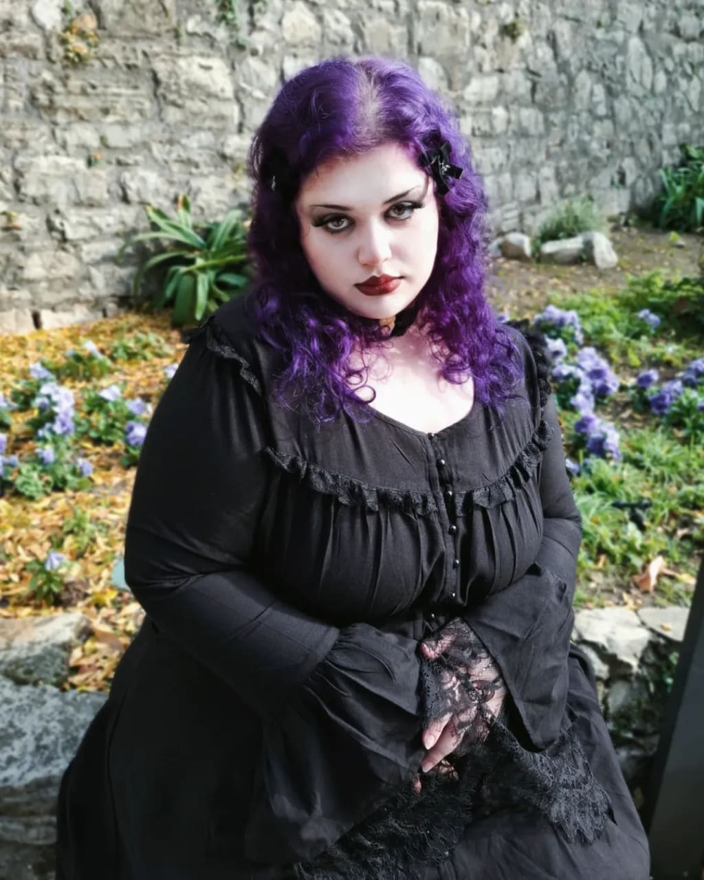 Loose-fitting Gothic Dress with Ruffled Neckline and Lace Gloves Loose-fitting Gothic Dress with Ruffled Neckline and Lace Gloves — Trendy Goth Outfits