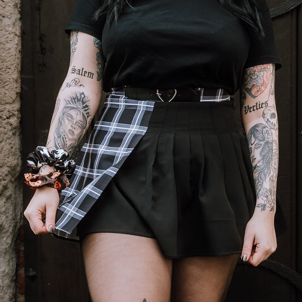 Plaid Pleated Skirt with Heart Buckle Belt and Black T-Shirt Plaid Pleated Skirt with Heart Buckle Belt and Black T-Shirt — Trendy Goth Outfits