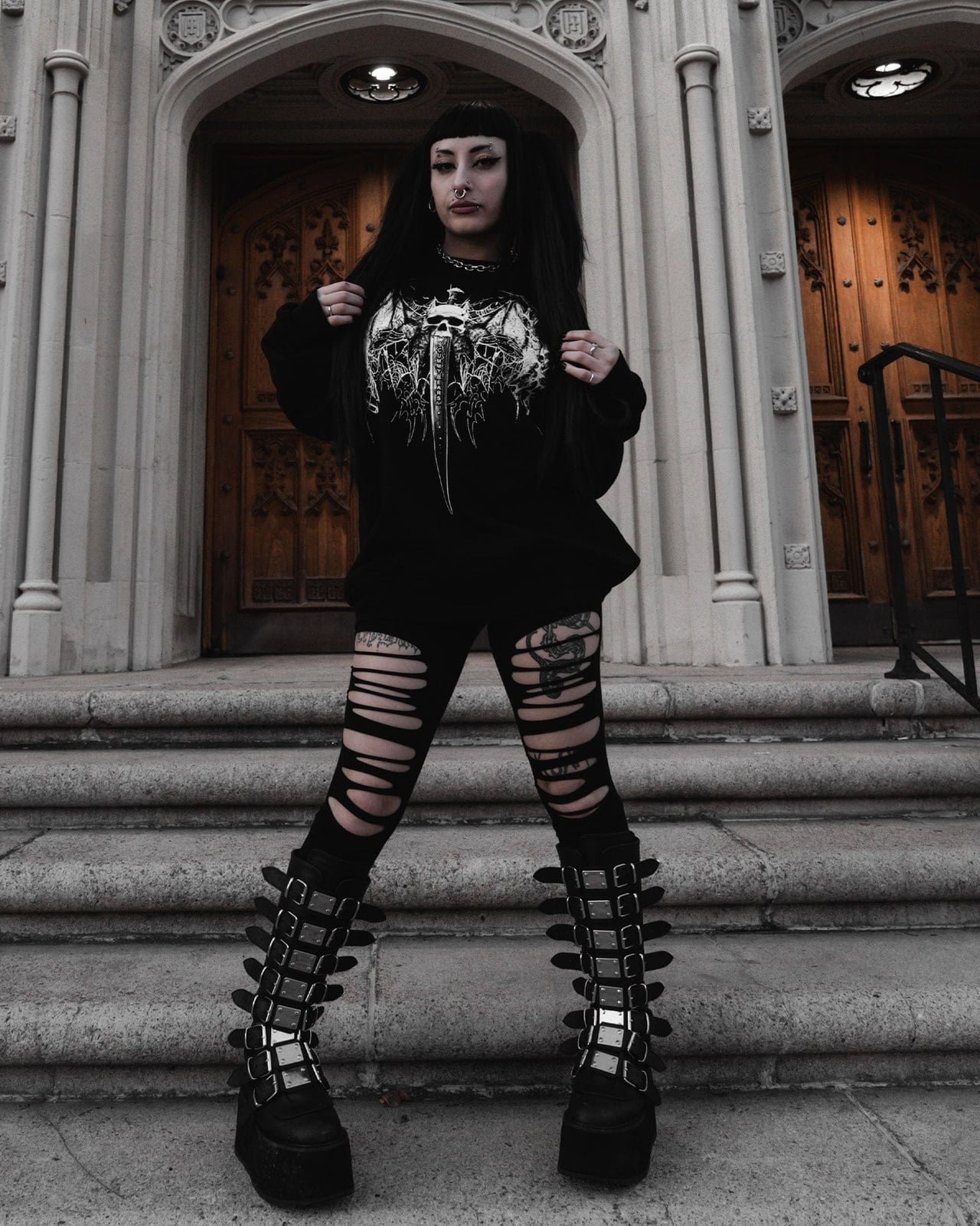 Oversized Graphic T-Shirt with Ripped Leggings, Close-Up Take Oversized Graphic T-Shirt with Ripped Leggings, Close-Up Take — Trendy Goth Outfits