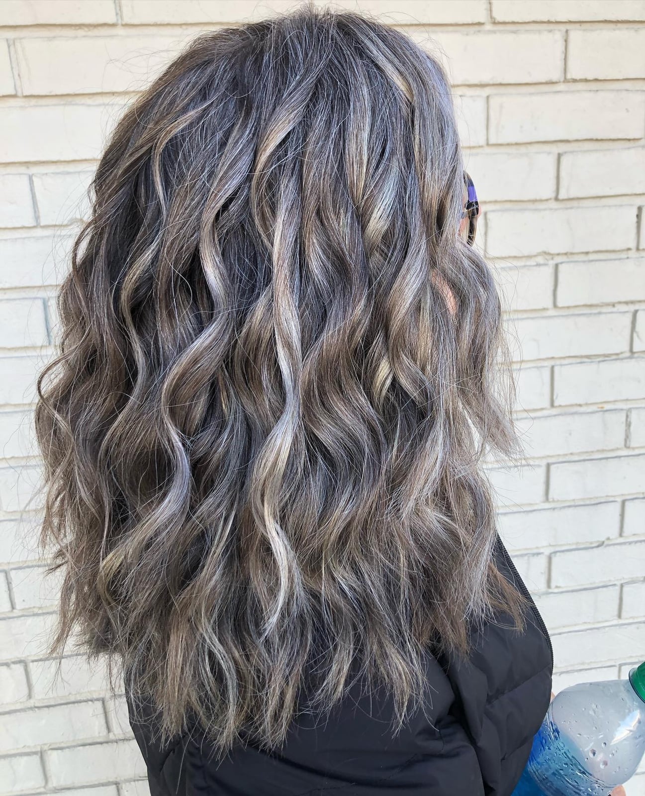 Mid-Back Gray Blend With Ash Blonde Mid-Back Gray Blend With Ash Blonde — Trendy Gray Hair Color