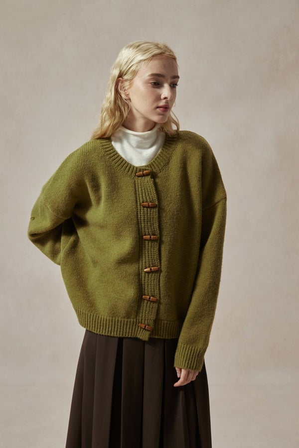 Oversized Green Cardigan with Wooden Toggles — Trendy Green Cardigan Outfit