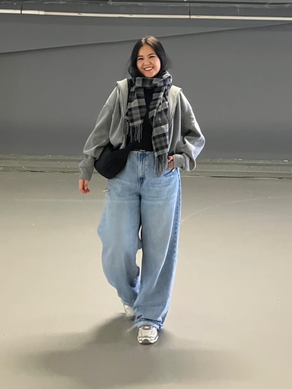 Grey Zip-Up Hoodie With Baggy Jeans And Scarf Grey Zip-Up Hoodie With Baggy Jeans And Scarf — Trendy Grey Hoodie Outfit