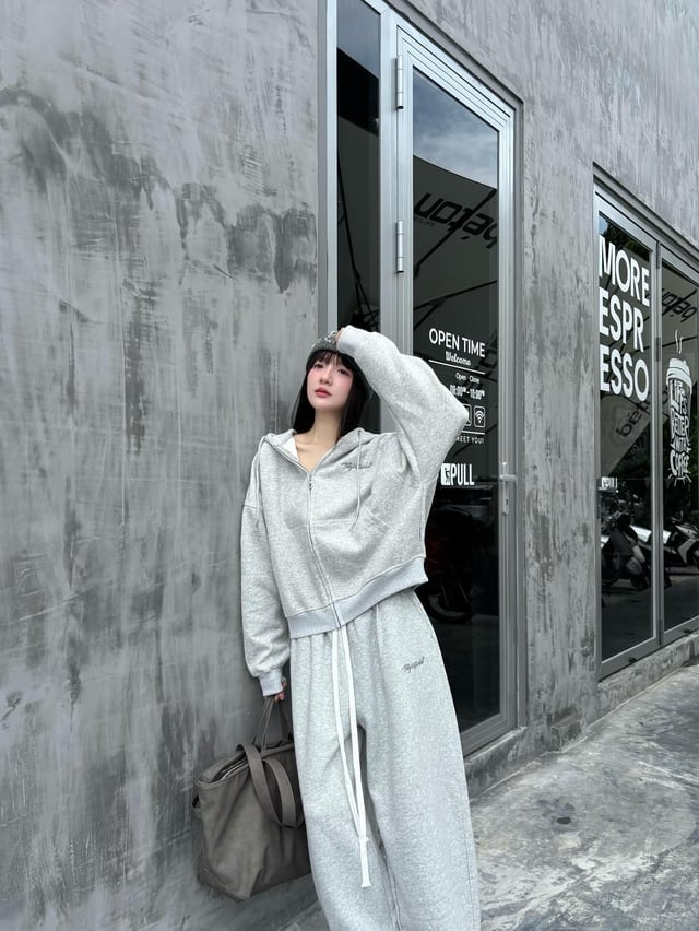 Grey Zip-Up Hoodie And Sweatpants Set Grey Zip-Up Hoodie And Sweatpants Set — Trendy Grey Hoodie Outfit