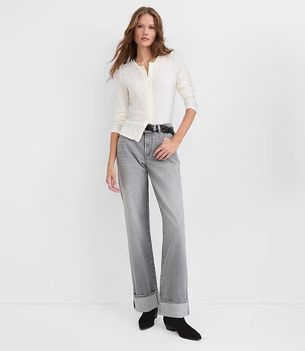 Light Grey Wide Leg Jeans With White Cardigan — Trendy Grey Jeans Outfits