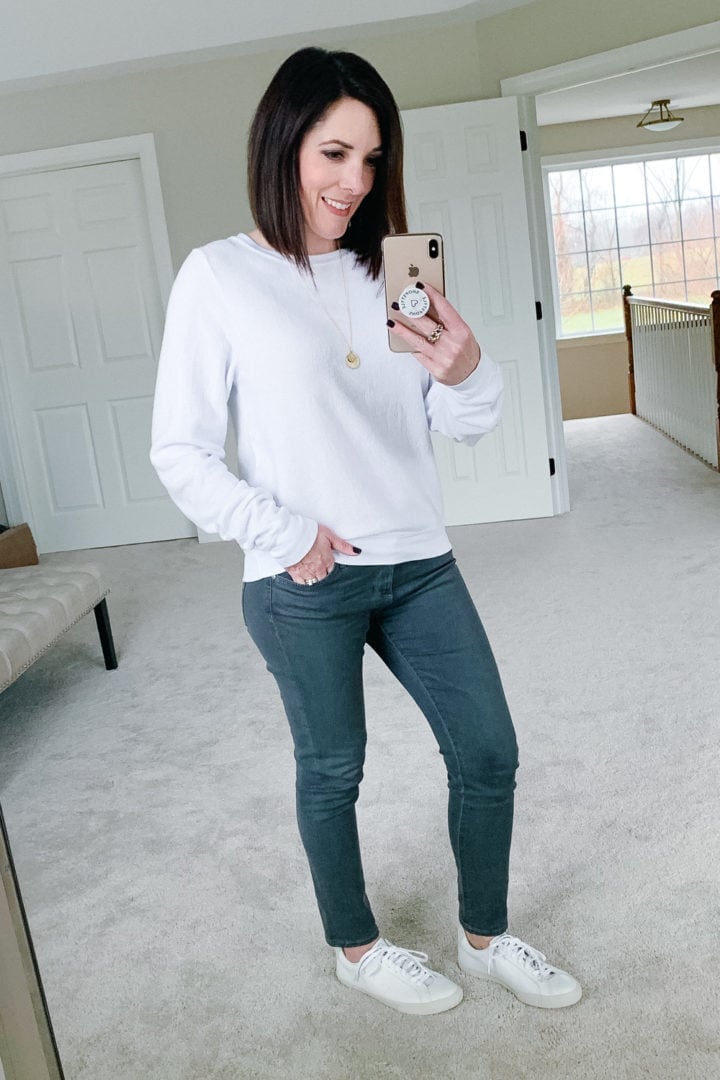 Dark Grey Skinny Jeans With White Sweatshirt — Trendy Grey Jeans Outfits
