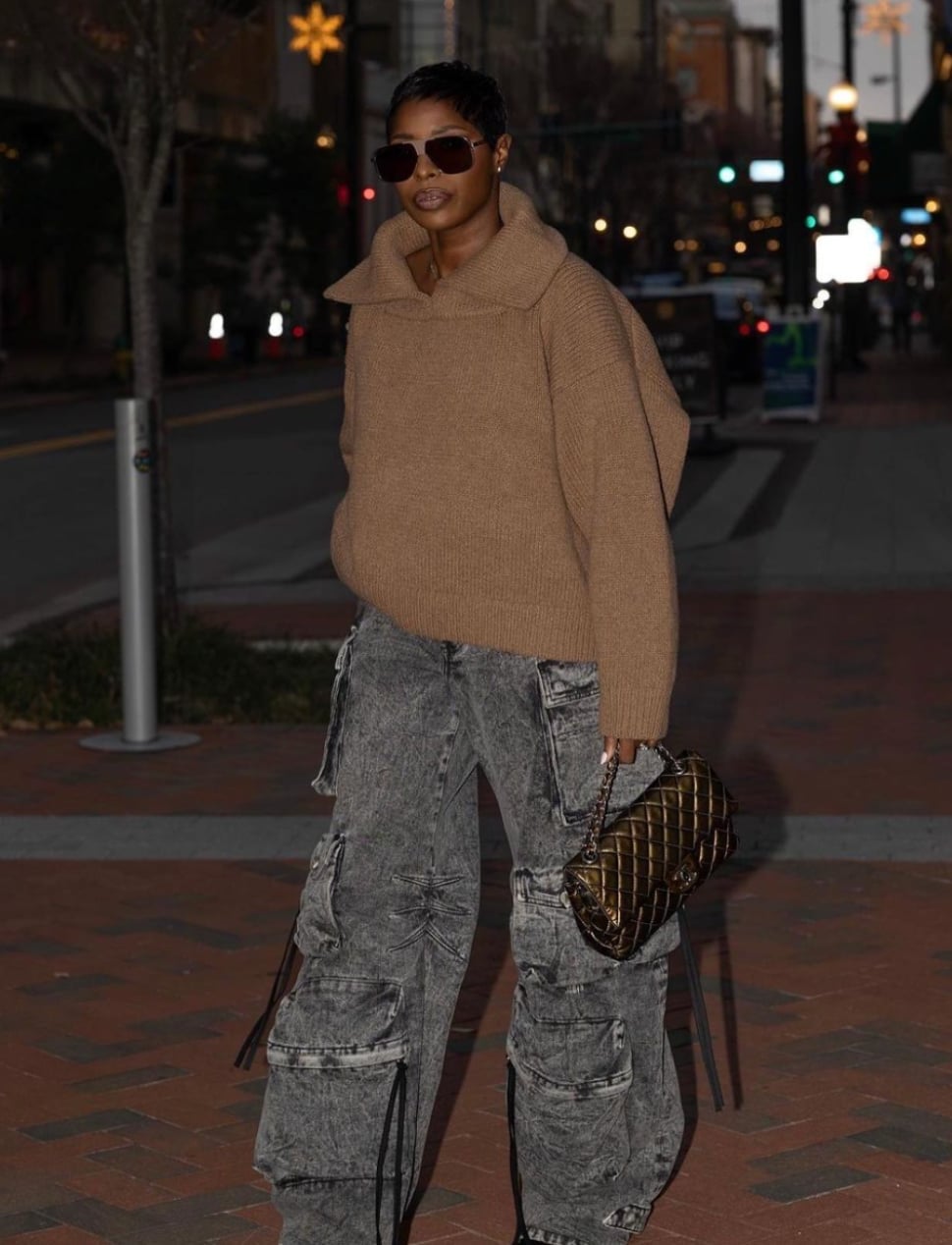 Baggy Grey Cargo Jeans With Oversized Knit Sweater — Trendy Grey Jeans Outfits